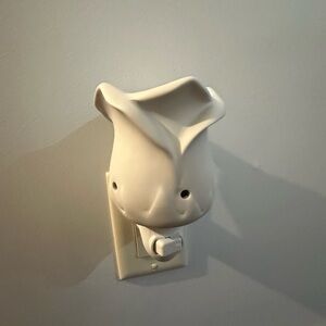 Scentsy Tulip Cream Wall Plug-In Warmer